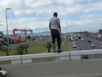 Man wat glo 3 keer van brug wou spring na plek van veiligheid geneem