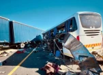 3 dood in botsing tussen bus, 2 vragmotors op N1 naby Laingsburg