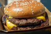 1 dood, tientalle siek nadat hulle McDonald’s-hamburgers in VSA eet