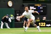 Aussie gee sy alles, maar Djokovic oorleef, deur na vierde ronde