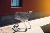 Man doodgesteek gedurende ‘bakleiery oor winkeltrollie’