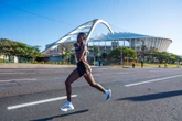Keniane maak skoonskip in Durbanse vrouewedloop