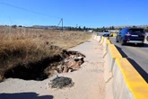 R563-pad naby Krugersdorp ‘lewensgevaarlik’ weens sinkgat