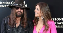 Billy Ray Cyrus en Elizabeth Hurley maak eerste rooitapyt-verskyning as paartjie