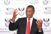 Mashatile oorhandig titelaktes: ‘Grondgeregtigheid sál geskied’
