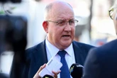 Athol Trollip: Nuttelose adjunkte en kaderministers moet trekpas kry