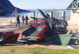 Groot skade toe bakkie in storte by Victoriabaai vasry