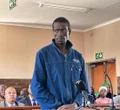 Man in hof wat ma (87) na bewering opkap
