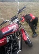 Lamppaal tref motorfietsryer wat verbyry net toe dit omwaai