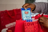 Eet of was? Shoprite se R5-sjampoe en -seep beteken armste SA’ners hoef nie te kies