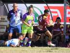 Ouer dam vroueskeidsregter met vuis by op Spar Rugbyweek