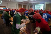 Mandeladag: Vrywilligers pak meer as 240 000 kospakkies by GrandWest