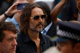 Russell Brand weer later in hof op klagte van seksuele aanranding