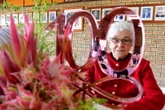 Op 100 weier hierdie vrou om stil te sit: ‘Werk hou jou jonk’