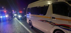 Kaapse metropolisielid keer taxi voor, toe val bebloede man uit