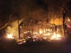 Noue ontkoming vir bejaarde egpaar toe vlammehel hul huis in Marloth Park verswelg
