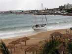 Finse seiljag wat in Mosselbaai strand veilig hawe toe gesleep