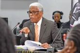 Wel flirtasie en volwasse praatjies, maar g’n penis is gewys – regter-president