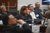 Ontslape Douglas Gibson se lof op gedenkdiens in parlement besing