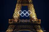 Storm bars onder Franse los oor Olimpiese ringe op Eiffeltoring