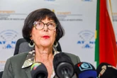 Creecy ontbind POF se raad oor ‘voortdurende bestuursprobleme’