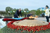 Президент возложил цветы к монументу «Отан Ана»