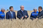Токаев ознакомился с ходом уборочной кампании в Акмолинской области