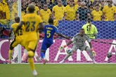 2026 World Cup: Curaçao’s Eloy Room nears single-game saves record to force stunning 0-0 draw against Ecuador