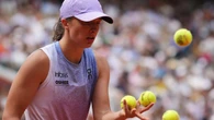 Iga Swiatek battles back to extend winning French Open run to 25 matches