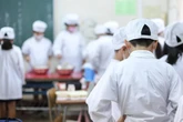 【衝撃】「もう給食は食べられないかも…」市場拡大でも倒産続出…儲からない理由とは