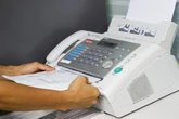「ウソだろ？」“昭和の遺物”FAXがまさかの成長……「あの業界」が手放さないワケ