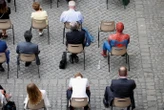 Un hombre vestido de Spiderman consigue saludar al papa Francisco