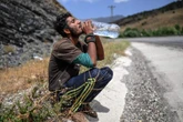 Afganos a pie hacia la tierra prometida europea