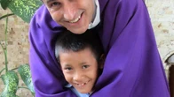 El padre Doñoro, el cura de los parias: una voz para los 300 niños rotos de la Amazonía