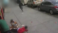 Impactantes imágenes de un tiroteo en el barrio neoyorquino del Bronx donde la víctima se escuda en dos niños