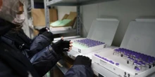 Vacunas para todos: así trabajan las farmacéuticas para lograr la inmunización global contra el Covid-19