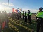 RCMP move in on protesters at blockade at N.S-N.B. border