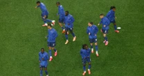 ‘Les Bleus’ vuelven a hacer calentamiento tras suspensión del partido