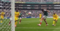 Raúl Jiménez anota el 2-0 con dedicación al cielo