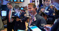 S&P 500 rises to a record close Friday, posts third straight winning week