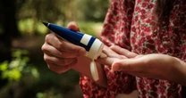 How to treat poison ivy symptoms at home, according to derms