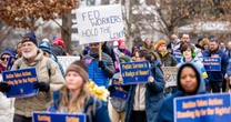 Largest federal workers union calls for an end to the shutdown, putting pressure on Democrats