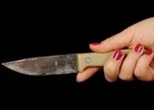 Mulher crava faca em padrasto durante confusão em Manaus