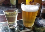 Jovem joga cerveja na cara de namorado e leva tiro no rosto em festa