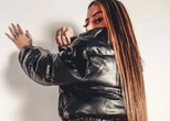 MC Mirela dá close em bumbum de fio dental e hipnotiza