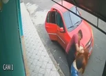 Vídeo: Mulher é agredida por bandido durante tentativa de assalto em Manaus