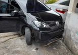 Trio assalta salão de beleza e bate carro durante fuga em Manaus