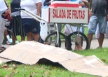 Vendedor ambulante é assassinado com facadas no meio de praça em Manaus