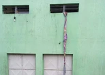 Presos fogem por basculhante de escola usada como delegacia no Amazonas