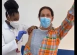 Carolina Ferraz grita ‘tô rica’ ao ser vacinada contra Covid-19